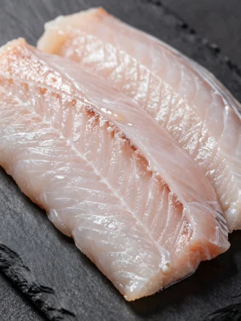 Свежее филе угря со специями на деревянной разделочной доске