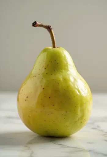 Свежие зеленые и желтые груши на доске, целые и нарезанные