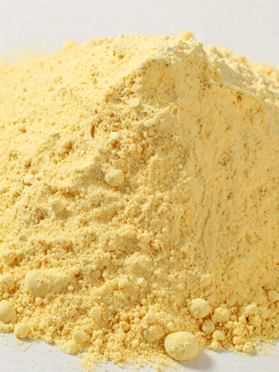 Кукурузная мука в керамической миске, желтая порошкообразная мука на деревянной поверхности