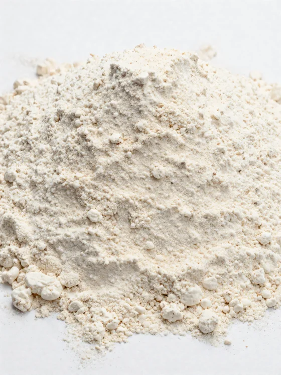 Полбяная мука в керамической миске, натуральный светло-коричневый оттенок