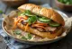Классический Бань Ми, поданный с богатым вкусом свежих овощей и говядины.