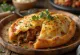 Пицца Кальцоне с мясом, запеченная до золотистого цвета, поданная со свежим салатом