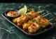 Сатай из курицы при подаче с арахисовым соусом