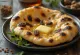 Подача наана с кардамоном и изюмом