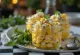 Эскитес с кинзой, поданный со сметаной и колечками лайма
