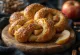 Свежеиспеченный крендель с яблоком и корицей при подаче