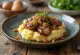Куриная печень с луковым картофельным пюре в подаче