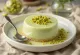 Торт Панна-котта с фисташками, украшенный фисташковым кремом и свежими фисташками