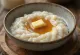 Рисенгрёд с карамельным соусом, поданный с корицей, с кремовой текстурой
