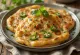 Цельнозерновая Чилла, поданная со свежей кинзой и овощами