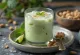 Мятный ласси в стакане, украшенный кубиками льда