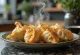 Хрустящие жареные гедза с курицей, поданные на тарелке