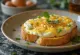 Тостон, фаршированный сыром, с богатой сырной начинкой и хрустящим хлебом.