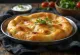Свежий Бхатуре, поданный с йогуртом и индийскими специями
