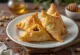 Самоса с грецким орехом и изюмом при подаче