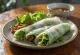 Фо куон с чесночным соусом, свежие рулетики из рисовой бумаги с жареным мясом и овощами