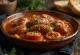 Лечо с жареными колбасками, поданное со свежим хлебом