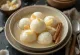 Кокосовые Танъюань, поданные со свежей кокосовой стружкой и кунжутным маслом
