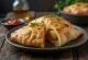 Кальцоне с ананасом, запеченное до золотистой корочки