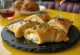 Кальцоне с козьим сыром, запеченное до золотистого цвета