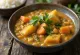 Самбар с кокосом, украшенный свежим кориандром