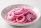 Пряный маринованный красный лук при подаче