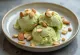 Поданное мороженое Baskin-Robbins Pistachio Almond