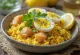 Кеджери с лимонным соком, копченой рыбой и яйцом, аппетитное блюдо