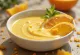 Сливочно-горчичный соус с апельсином в соуснике, поданный к мясу