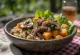 Будда-боул с грибами и киноа, поданный со свежими овощами