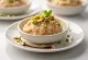 Кофейный кулфи с ореховой и фисташковой начинкой, поданный на стол