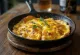 Мбею с яйцом, поданное кусочками золотисто-коричневого цвета