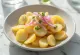 Свежий картофельный салат с вареным картофелем, красным луком и свежей петрушкой.