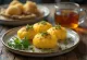 Кукурузная дхокла, поданная со свежей кинзой