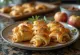 Бурек с яблоками и корицей, запеченный до золотистого цвета, посыпанный сахарной пудрой