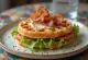 Свежеиспеченные вафли BLT с хрустящим беконом, помидорами и салатом