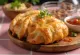 Монгольский жареный пирожок с мясом Хушур при подаче