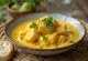 Ка-ри с кокосовым молоком, кремовое карри с курицей, украшенное кинзой