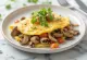 Грибной омлет с перцем, подается вкусный золотисто-коричневый омлет